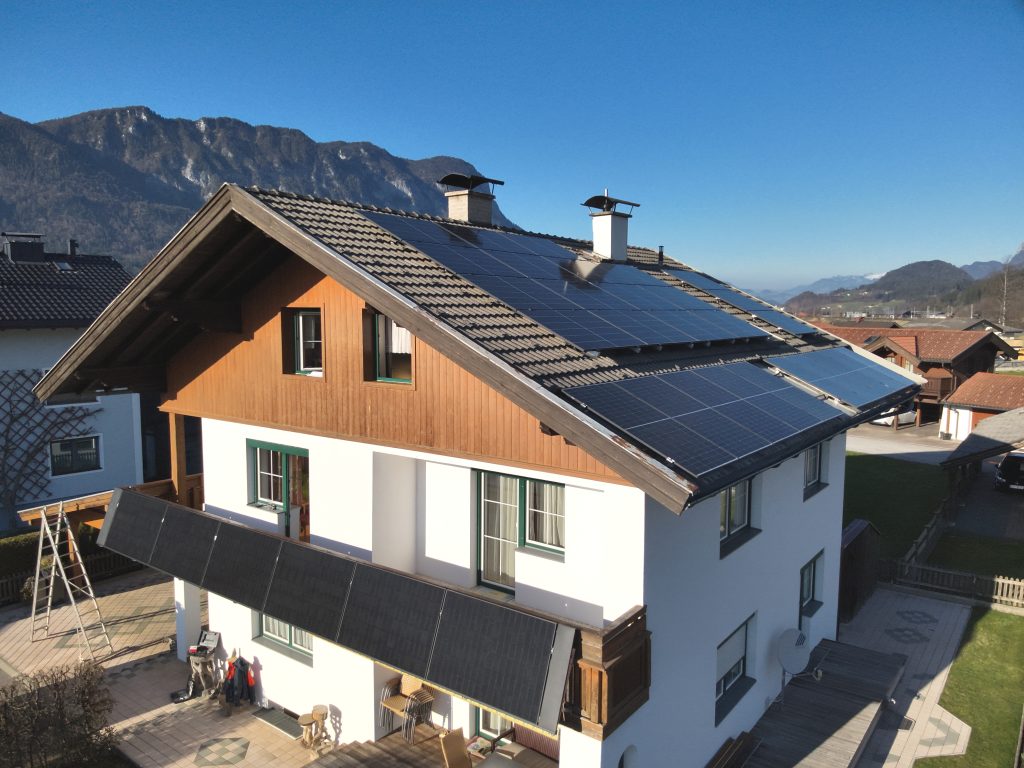 Photovoltaik-Anlage, SolarEdge, Steildach und Balkon